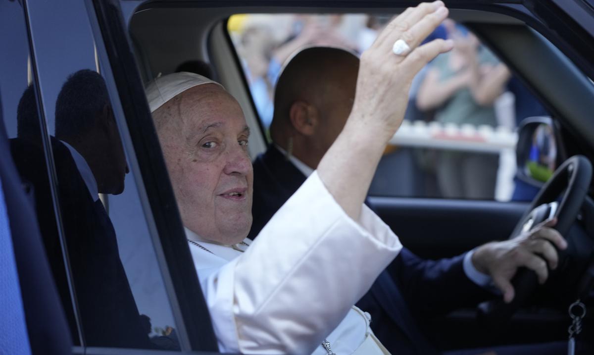 “Sigo vivo”: el papa Francisco es dado de alta nueve dias despues de someterse a una operacion abdominal